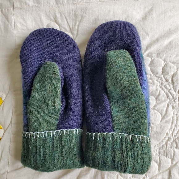 Vintage Handmade Wool Mittens - Picture 9 of 11
